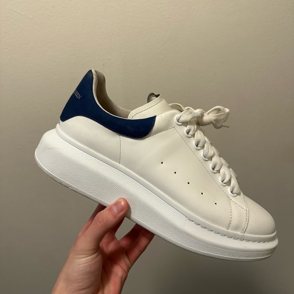 Alexander McQueens “ Paris Blue “